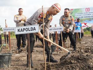 Sambut HUT RI, Polda Babel Tanam Sejuta Pohon di Lahan Eks Tambang Timah Sambut HUT RI, Polda Babel Tanam Sejuta Pohon di Lahan Eks Tambang Timah