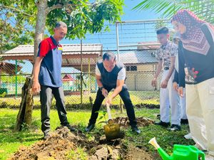 Polisi di Dumai Edukasi Siswa SMA Bahaya Narkoba Sambil Tanam Pohon