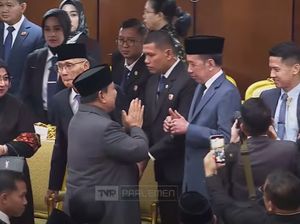 Video: Prabowo Beri Salam Hormat, Dibalas 2 Jempol oleh Jokowi Video: Prabowo Beri Salam Hormat, Dibalas 2 Jempol oleh Jokowi