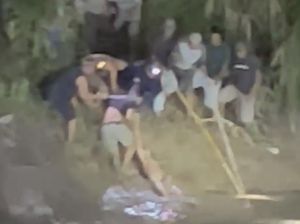 Momen Dramatis Warga Evakuasi Pria Tewas Diterkam Buaya di Sungai Wajo Momen Dramatis Warga Evakuasi Pria Tewas Diterkam Buaya di Sungai Wajo