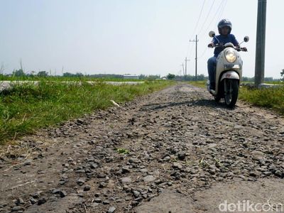 Potret Jalan Desa di Jombang Rusak