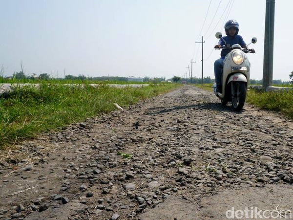 Potret Jalan Desa di Jombang Rusak