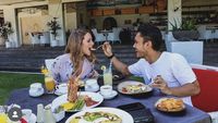 Romantisnya Randy Pangalila Ajak Istri Makan di Resto hingga Cicip Jamu
