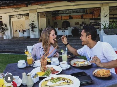 Romantisnya Randy Pangalila Ajak Istri Makan di Resto hingga Cicip Jamu