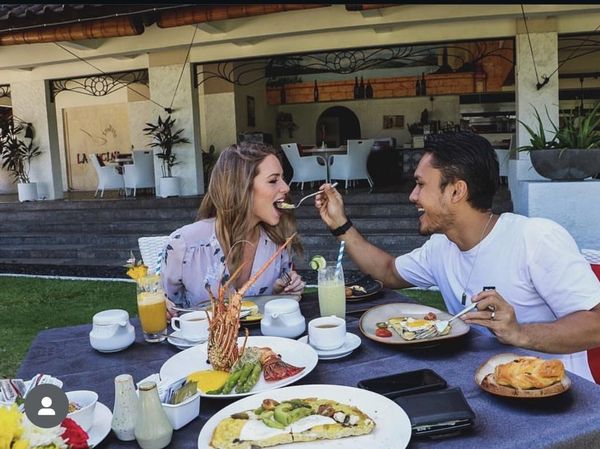 Romantisnya Randy Pangalila Ajak Istri Makan di Resto hingga Cicip Jamu