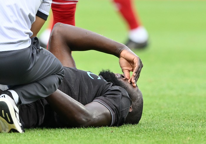 CASTEL DI SANGRO, ITALY - AUGUST 14: Romelu Lukaku of Napoli lies on the pitch after being injured during the pre-season friendly match between Napoli and Olympiacos at Stadio Teofilo Patini on August 14, 2025 in Castel di Sangro, Italy. (Photo by Giuseppe Bellini/Getty Images)