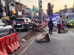 Mobil Boks Tabrak Separator hingga Hancur di Ciputat, Lalin Macet