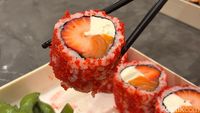 Unik! Sushi Jumbo Diisi Strawberry Jepang dan Mangga Arum Manis