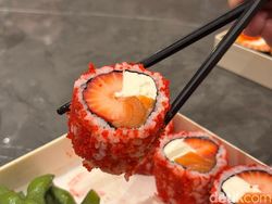 Unik! Sushi Jumbo Diisi Strawberry Jepang dan Mangga Arum Manis