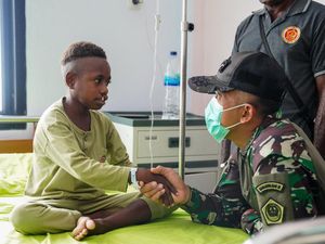 TNI Bantu Anak Papua Jalani Operasi Bibir Sumbing TNI Bantu Anak Papua Jalani Operasi Bibir Sumbing