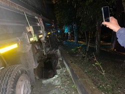 Truk Fuso Tak Kuat Nanjak di Tabanan, Hantam Mobil-Motor