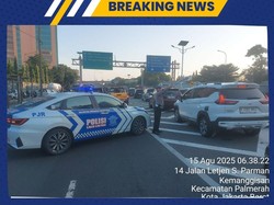 Truk Terbalik di Tol Dalam Kota, Lalin Slipi Arah Tomang Macet