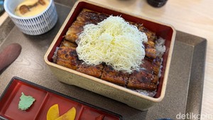 Antre Sebulan Demi Cicip Unagi Butter Favorit Raditya Dika dan Sheila Dara