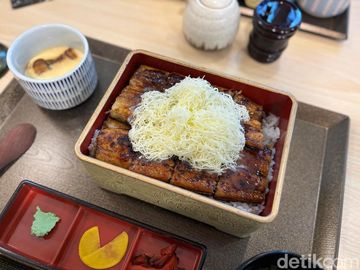 Antre Sebulan Demi Cicip Unagi Butter Favorit Raditya Dika dan Sheila Dara