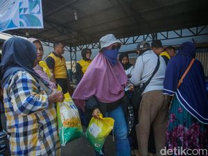 Warga Serbu Sembako Murah di Polsek Tambun Warga Serbu Sembako Murah di Polsek Tambun