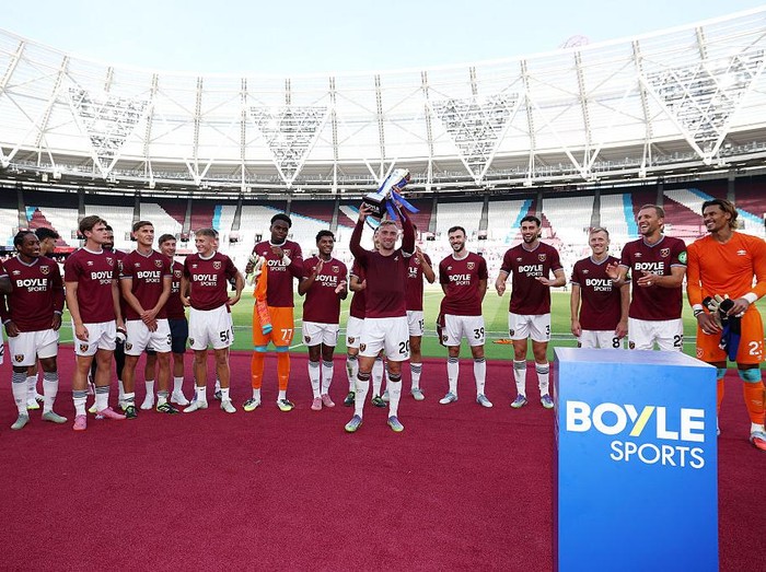 LONDON, ENGLAND - AUGUST 09: Jarrod Bowen of West Ham United lifts the Boyle Sports trophy after the pre-season friendly match between West Ham United and Lille OSC at London Stadium on August 09, 2025 in London, England. (Photo by West Ham United FC/West Ham United FC via Getty Images)