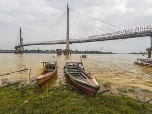 1.000 Bendera Merah Putih Berkibar Gagah di Atas Sungai Batanghari 1.000 Bendera Merah Putih Berkibar Gagah di Atas Sungai Batanghari
