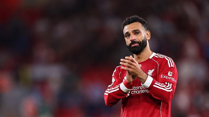 LIVERPOOL, ENGLAND - AUGUST 15: An emotional Mohamed Salah of Liverpool claps along as Liverpool fans in The Top stand sing Diogo Jotas song at full time during the Premier League match between Liverpool and Bournemouth at Anfield on August 15, 2025 in Liverpool, England. (Photo by Robbie Jay Barratt - AMA/Getty Images)