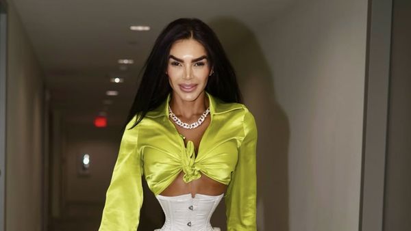 Foto: Model Berpinggang Kecil 46 Cm, Dikritik Karena Pakai Korset 23 Jam