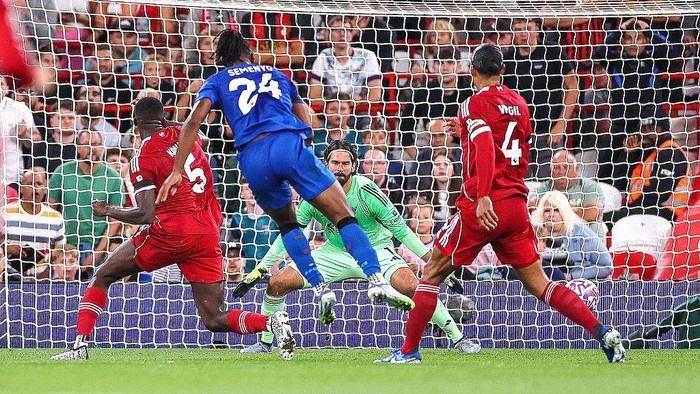 Duh, Liverpool... Pertahananmu Itu Sampai Bikin Carragher Ngomong Begini
