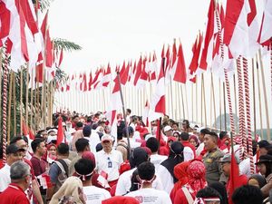 1.000 Bendera Merah Putih Berkibar di Jembatan Arasy Pecahkan Rekor MURI 1.000 Bendera Merah Putih Berkibar di Jembatan Arasy Pecahkan Rekor MURI
