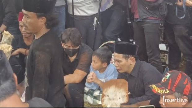 Ditemani Billy Syahputra, Anak Mpok Alpa Menatap Polos Makam Ibunya