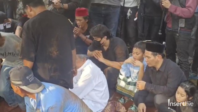 Berita Viral Selebriti dari InsertLive : Ditemani Billy Syahputra, Anak Mpok Alpa Menatap Polos Makam Ibunya