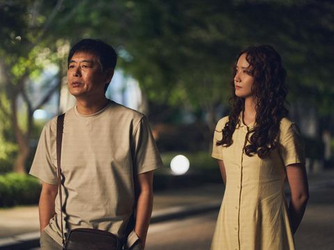 Sung Dong-il dan YoonA dalam film Korea Pretty Crazy (2025). (Filmmaker R & K)