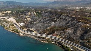 Foto Udara Ungkap Luasnya Kerusakan Kebakaran Hutan di Patras Yunani