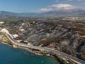 Foto Udara Ungkap Luasnya Kerusakan Kebakaran Hutan di Patras Yunani Foto Udara Ungkap Luasnya Kerusakan Kebakaran Hutan di Patras Yunani