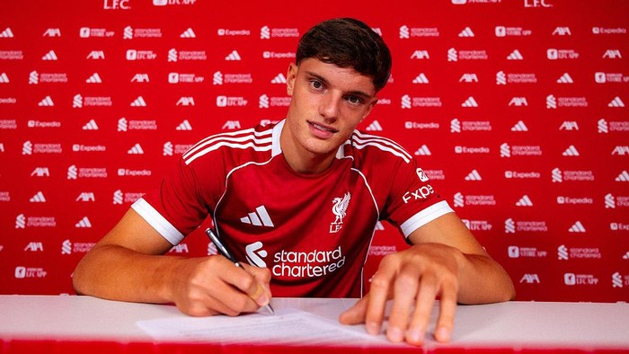KIRKBY, ENGLAND - AUGUST 15: (THE SUN OUT. THE SUN ON SUNDAY OUT) Giovanni Leoni signs for Liverpool FC at AXA Training Centre on August 15, 2025 in Kirkby, England. (Photo by Nikki Dyer - LFC/Liverpool FC via Getty Images)