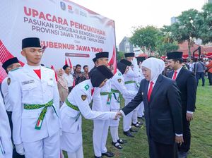 Kukuhkan 76 Anggota Paskibraka Jatim, Khofifah: Ini Tugas Mulia