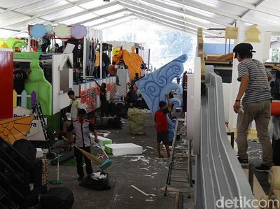 Intip Persiapan Karnaval Kendaraan Hias di Monas