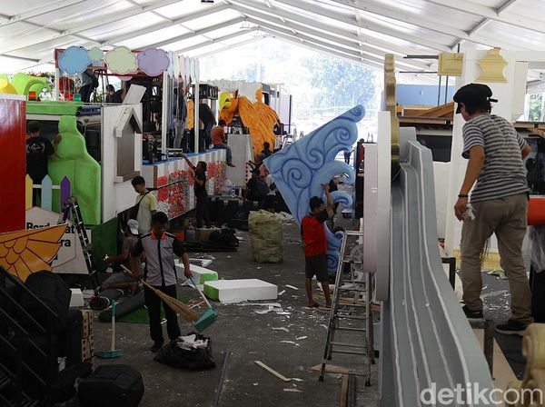 Intip Persiapan Karnaval Kendaraan Hias di Monas