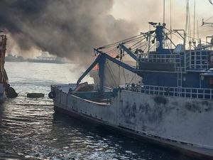 Kapal Terbakar di Muara Baru Jakut, Asap Hitam Membubung Kapal Terbakar di Muara Baru Jakut, Asap Hitam Membubung