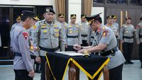 Momen Kapolri Lantik Komjen Dedi Prasetyo Sebagai Wakapolri