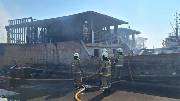 Kebakaran di Pelabuhan Muara Baru, Jakarta Utara (Jakut) telah dipadamkan. Sebanyak 4 kapal nelayan hangus terbakar. (dok Damkar Jakut)