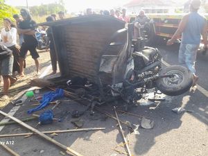 Motor Tossa Sarat Penumpang Hantam Truk di Jember, 4 Orang Tewas Motor Tossa Sarat Penumpang Hantam Truk di Jember, 4 Orang Tewas