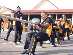 Serunya Tarik Tambang Kapolres Kediri Bareng Anggota dan Ibu Bhayangkari