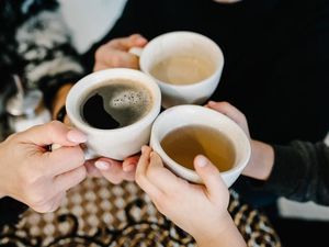 Ngopi atau Ngeteh, Mana yang Lebih Baik Buat Gaya Hidup Sehat? Ngopi atau Ngeteh, Mana yang Lebih Baik Buat Gaya Hidup Sehat?