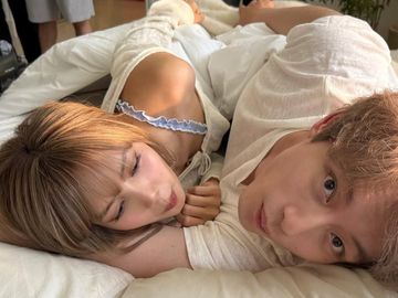 7 Foto Kedekatan Lisa BLACKPINK & Sakaguchi Kentaro di Balik Layar MV Dream
