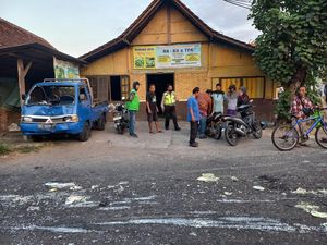 Pikap Seruduk 2 Motor Berhenti di Lampu Merah Baturetno Bantul Pikap Seruduk 2 Motor Berhenti di Lampu Merah Baturetno Bantul