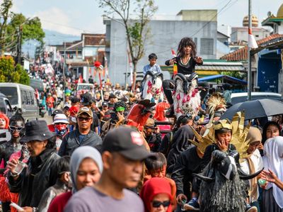 Meriah! Ribuan Warga Garut Ramaikan Karnaval Kemerdekaan di Banjarsari