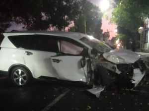 Innova Tabrak Pohon hingga Terpental di Jalan Andalas Klaten Innova Tabrak Pohon hingga Terpental di Jalan Andalas Klaten