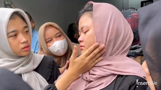 Berita Viral Selebriti dari InsertLive : Detik-detik Sherly Beri Ciuman Terakhir ke Mpok Alpa Usai Pingsan Berulang Kali