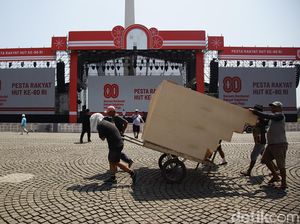 Rangkaian Pesta Rakyat Sepanjang Jalan Menuju Monas Rangkaian Pesta Rakyat Sepanjang Jalan Menuju Monas