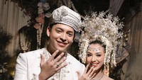 8 Foto Pernikahan Nazla Alifa & Adikara, Busana Serba Putih Dari Akad-Resepsi