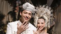 8 Foto Pernikahan Nazla Alifa & Adikara, Busana Serba Putih Dari Akad-Resepsi
