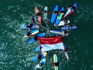 Peselancar Pantai Legian Kibarkan Bendera Merah Putih di Tengah Laut Peselancar Pantai Legian Kibarkan Bendera Merah Putih di Tengah Laut