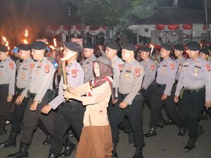 Polda Banten Pawai Obor di Kota Serang untuk Sambut HUT ke-80 RI Polda Banten Pawai Obor di Kota Serang untuk Sambut HUT ke-80 RI